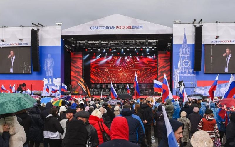 Концерт посвященный крымской весне. Митинг площадь Нахимова в Севастополе 2014.
