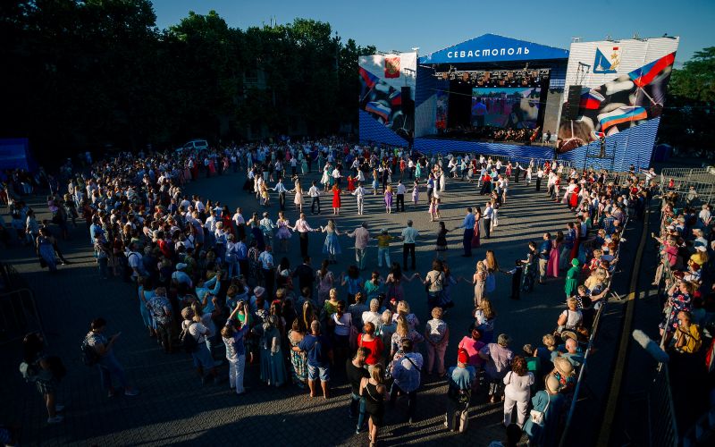 Самые последние новости севастополя. Площадь Нахимова Севастополь. Сцена на Нахимова Севастополь. Патриотический центр Нахимова Севастополь. Праздники в центре Севастополя.