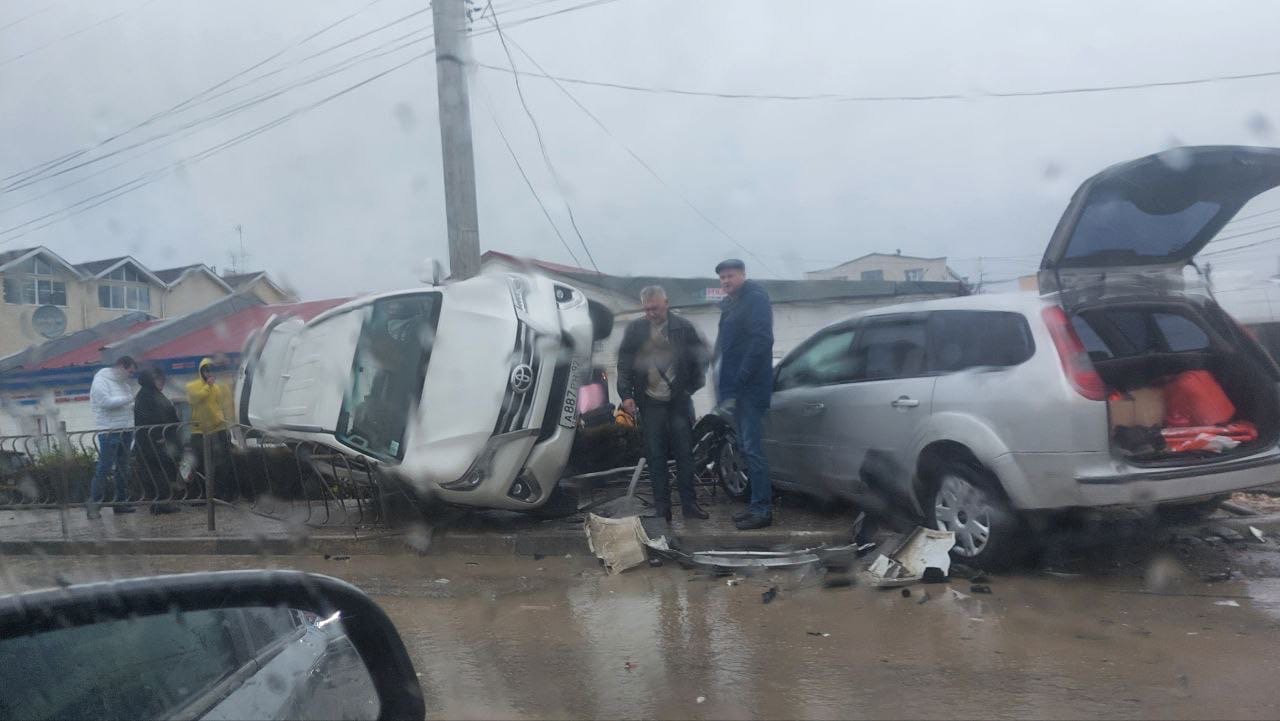 В Севастополе погиб велосипедист, два человека пострадали при ДТП с  опрокинутым внедорожником [фото, видео] | 02.02.2022 | Севастополь -  БезФормата