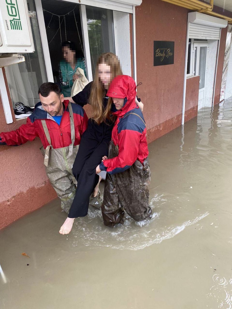 В Севастополе из затопленного дома эвакуировали людей [фото] | 13.06.2023 |  Севастополь - БезФормата